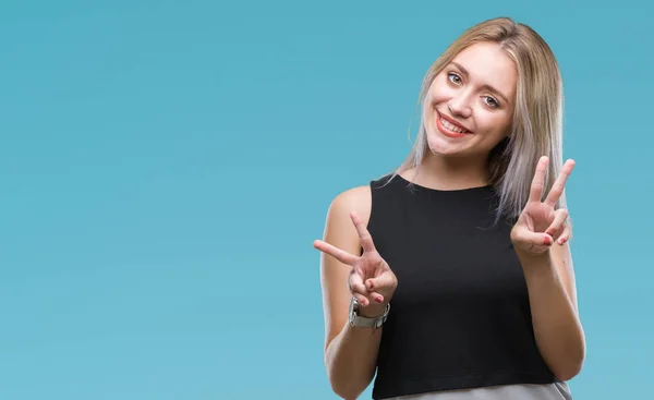 Jovem Loira Sobre Fundo Isolado Sorrindo Olhando Para Câmera Mostrando — Fotografia de Stock