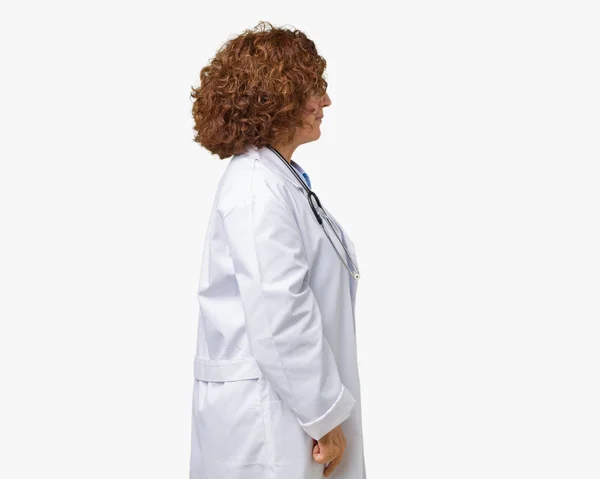 Middle Ager Senior Doctor Woman Isolated Background Looking Side Relax — Stock Photo, Image