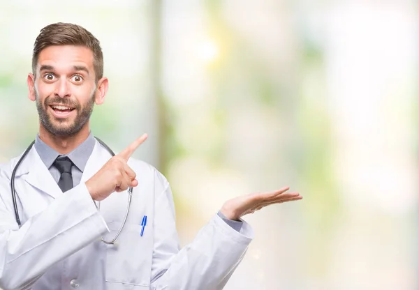 Jovem Bonito Médico Homem Sobre Fundo Isolado Espantado Sorrindo Para — Fotografia de Stock