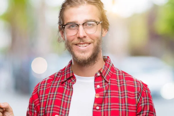 Homem Bonito Jovem Com Cabelos Longos Vestindo Óculos Sobre Fundo — Fotografia de Stock