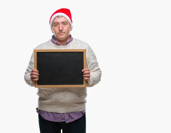 Hombre Mayor Guapo Con Sombrero Navidad Celebración Pizarra Sobre Fondo — Foto de Stock