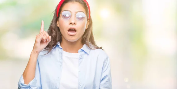 Junge Schöne Arabische Frau Mit Sonnenbrille Über Isoliertem Hintergrund Mit — Stockfoto