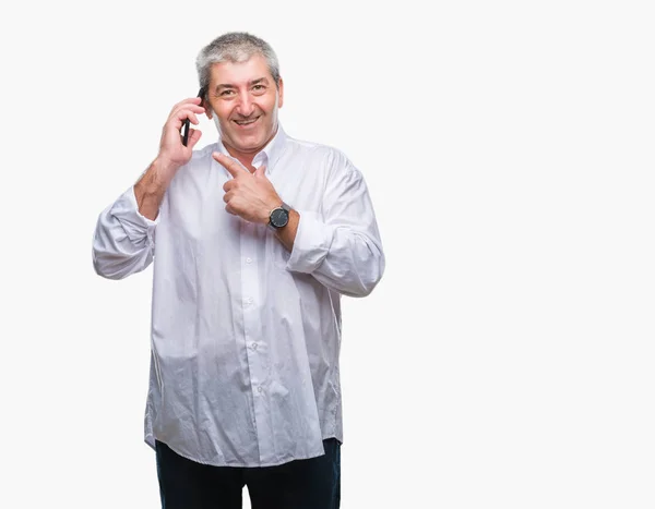 Красивый Пожилой Человек Говорит Смартфону Изолированном Фоне Доволен Указывая Рукой — стоковое фото