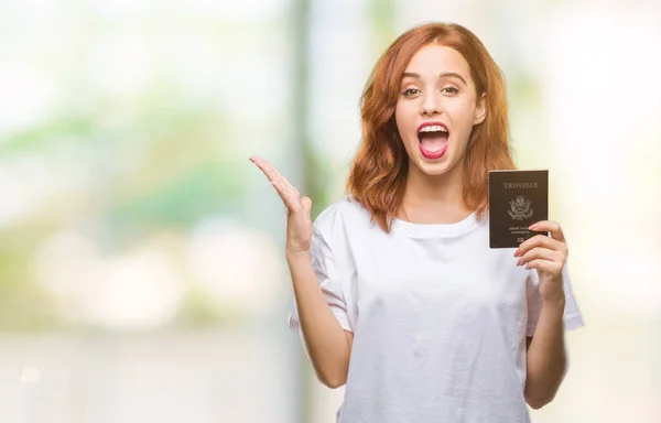 Jovem Bela Mulher Segurando Passaporte Estados Unidos América Sobre Fundo — Fotografia de Stock