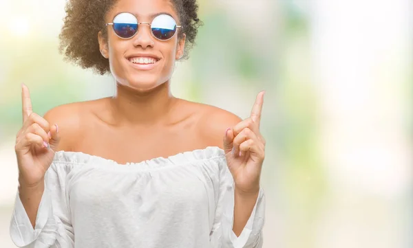 Junge Afroamerikanerin Mit Sonnenbrille Über Isoliertem Hintergrund Erstaunt Und Überrascht — Stockfoto