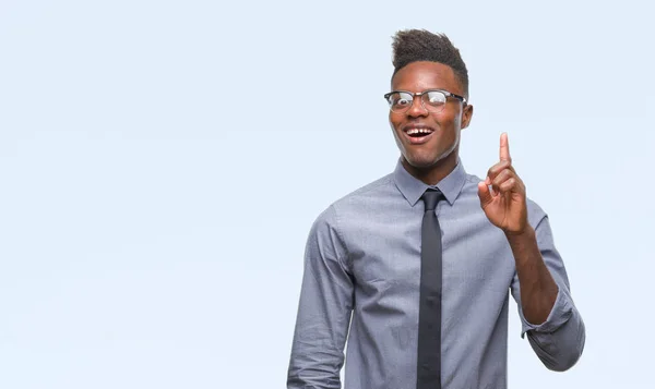 Joven Hombre Negocios Afroamericano Sobre Fondo Aislado Apuntando Con Dedo —  Fotos de Stock