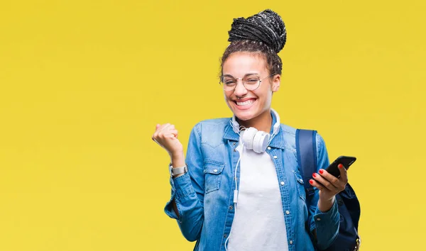 Jeune Fille Étudiante Afro Américaine Aux Cheveux Tressés Utilisant Smartphone — Photo