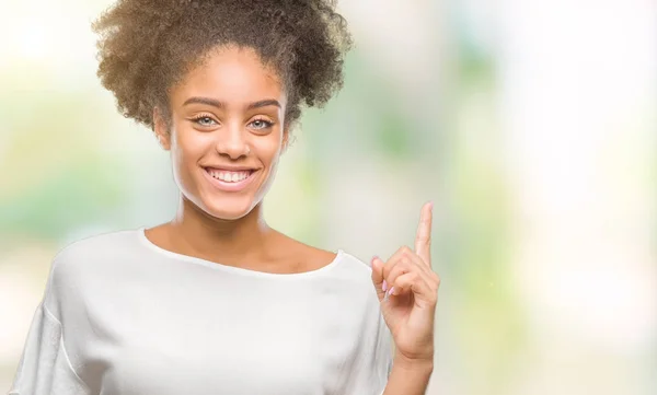 Mladá Američanka Afro Pohlaví Izolované Pozadí Zobrazení Směřující Nahoru Prstem — Stock fotografie