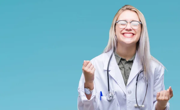 Jonge Blonde Dokter Vrouw Geïsoleerde Achtergrond Erg Blij Opgewonden Doet — Stockfoto