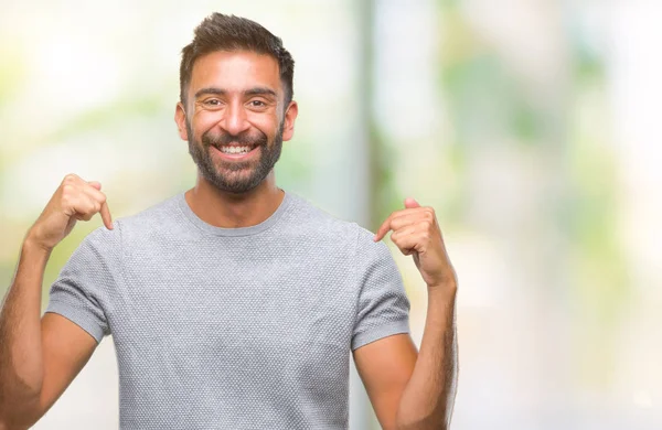 Hombre Hispano Adulto Sobre Fondo Aislado Mirando Confiado Con Sonrisa — Foto de Stock