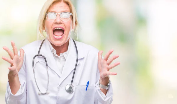 Blonde Lékař Žena Středního Věku Nad Izolované Pozadí Crazy Šílený — Stock fotografie
