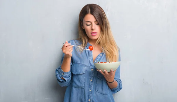 Jonge Volwassen Vrouw Grijs Grunge Muur Eten Gezond Tomatensalade Met — Stockfoto