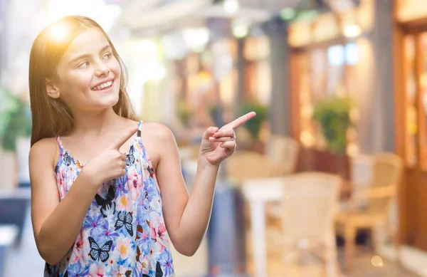 Joven Chica Hermosa Con Vestido Colorido Sobre Fondo Aislado Sonriendo —  Fotos de Stock