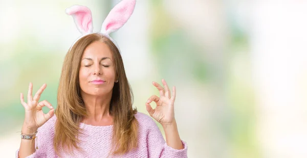 Brünette Frau Mittleren Alters Mit Osterhasenohren Vor Isoliertem Hintergrund Entspannt — Stockfoto