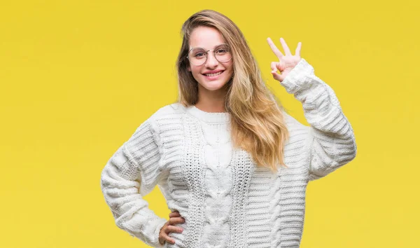 손가락으로 사인을 긍정적인 스웨터와 선글라스를 성공적인 — 스톡 사진