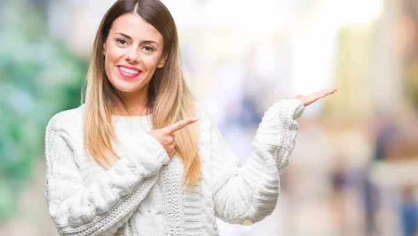 Junge Schöne Frau Lässiger Weißer Pullover Über Isoliertem Hintergrund Erstaunt — Stockfoto