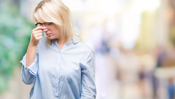 Mladá Krásná Blondýna Obchodních Žena Nosí Brýle Izolované Pozadí Unavená — Stock fotografie