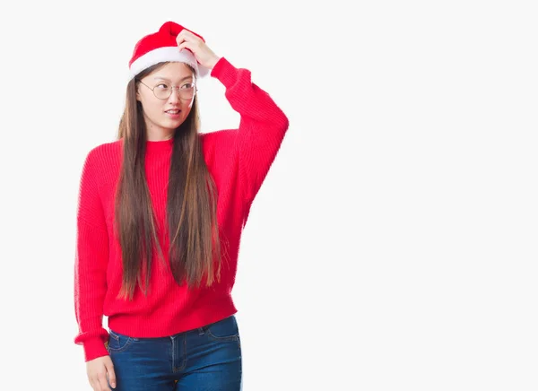 Jonge Chinese Vrouw Geïsoleerde Achtergrond Dragen Kerstmuts Verwarren Vraag Vraag — Stockfoto