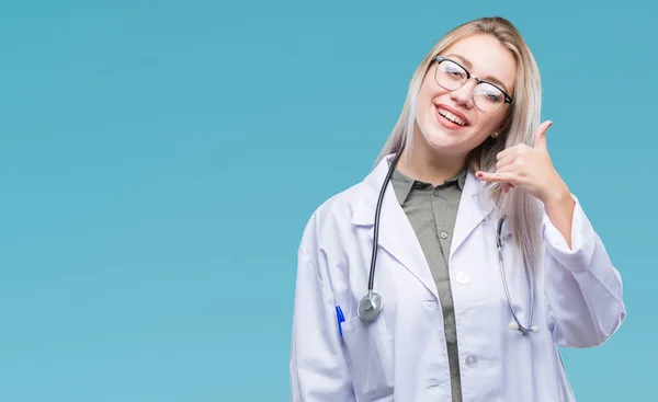 Jonge Blonde Dokter Vrouw Geïsoleerde Achtergrond Doen Glimlachen Telefoon Gebaar — Stockfoto
