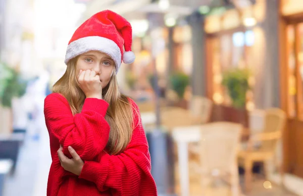 Молодая Красивая Девушка Рождественской Шляпе Изолированном Фоне Выглядит Напряженным Нервным — стоковое фото