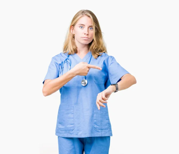 Hermosa Joven Doctora Vistiendo Uniforme Médico Sobre Fondo Aislado Con — Foto de Stock