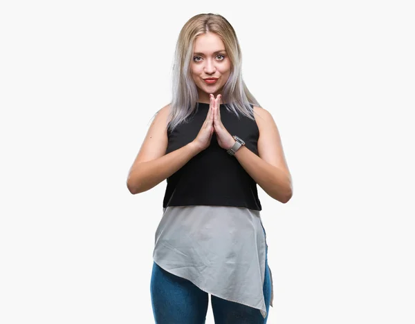 Mladá Blond Žena Izolované Pozadí Modlí Rukama Dohromady Žádá Odpuštění — Stock fotografie