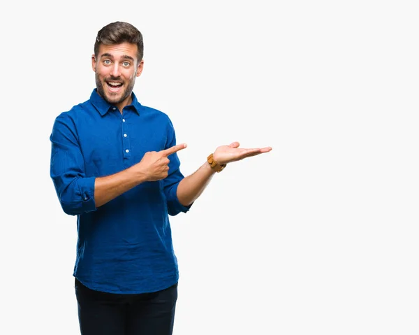 Joven Hombre Guapo Sobre Fondo Aislado Asombrado Sonriendo Cámara Mientras —  Fotos de Stock