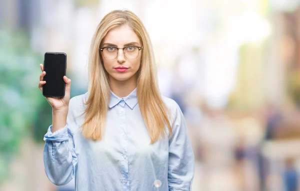 Joven Mujer Negocios Rubia Hermosa Mostrando Pantalla Del Teléfono Inteligente —  Fotos de Stock