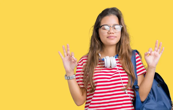 Jovem Mulher Estudante Bonita Morena Usando Fones Ouvido Mochila Sobre — Fotografia de Stock