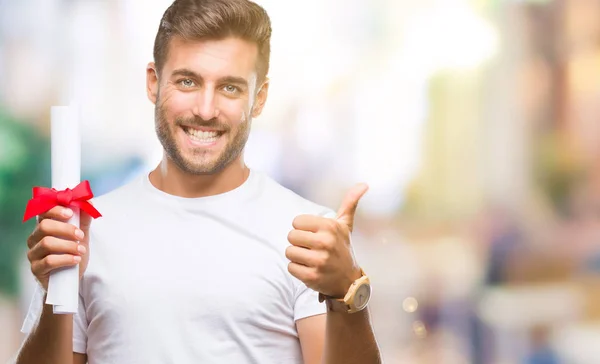 Joven Hombre Guapo Sosteniendo Grado Sobre Fondo Aislado Feliz Con —  Fotos de Stock