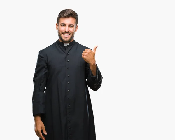 Junger Katholischer Christlicher Priester Über Isoliertem Hintergrund Lächelt Mit Glücklichem — Stockfoto