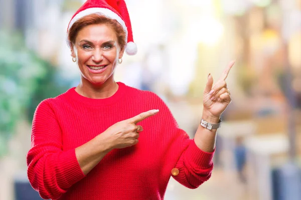 Mulher Ruiva Caucasiana Sênior Atrativa Usando Chapéu Natal Sobre Fundo — Fotografia de Stock