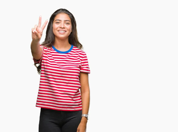 Jonge Mooie Arabische Vrouw Geïsoleerde Achtergrond Glimlachend Zoek Naar Camera — Stockfoto