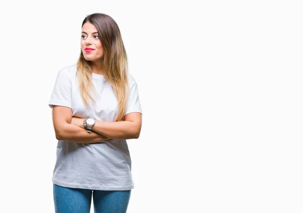 Joven Hermosa Mujer Casual Camiseta Blanca Sobre Fondo Aislado Sonriendo — Foto de Stock