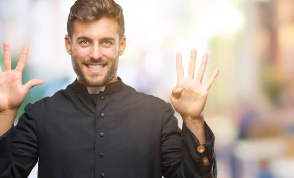 Joven Sacerdote Cristiano Católico Sobre Fondo Aislado Mostrando Señalando Con — Foto de Stock