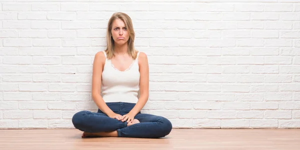 Mooie Jonge Vrouw Zittend Vloer Thuis Scepticus Nerveus Fronsen Boos — Stockfoto