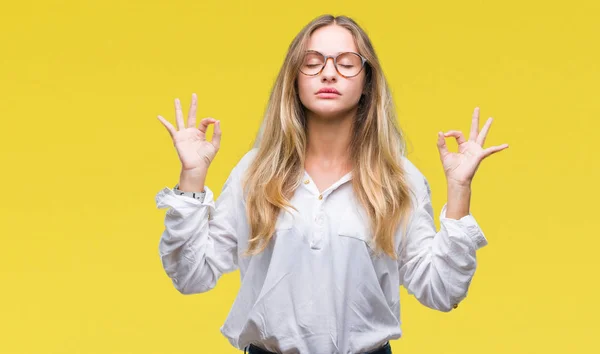 Jonge Mooie Blonde Zakelijke Vrouw Dragen Bril Geïsoleerde Achtergrond Ontspannen — Stockfoto