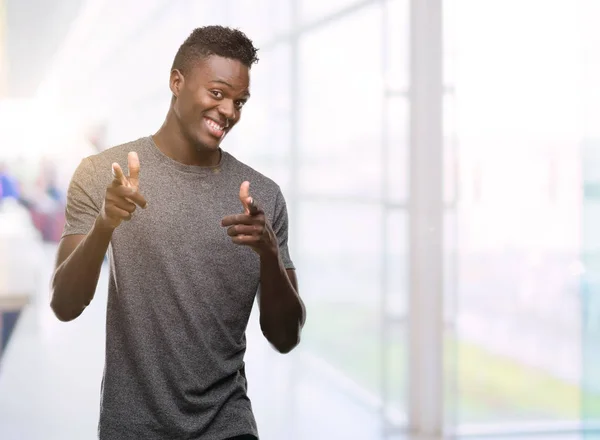 Unga Afroamerikanska Man Klädd Grå Shirt Pekande Fingrar Till Kamera — Stockfoto
