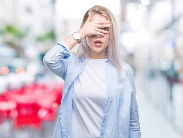 Junge Blonde Frau Über Isoliertem Hintergrund Die Schockiert Gesicht Und — Stockfoto