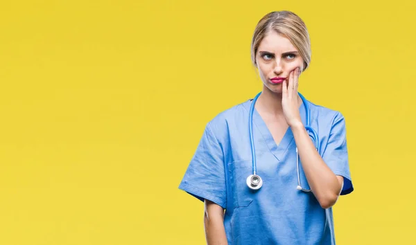 Jonge Mooie Blonde Dokter Chirurg Verpleegkundige Vrouw Geïsoleerde Achtergrond Denken — Stockfoto