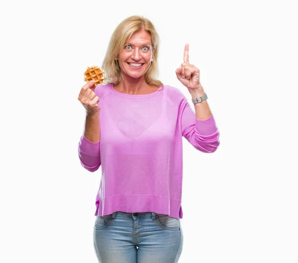 Mujer Rubia Mediana Edad Comiendo Gofre Dulce Sobre Fondo Aislado — Foto de Stock