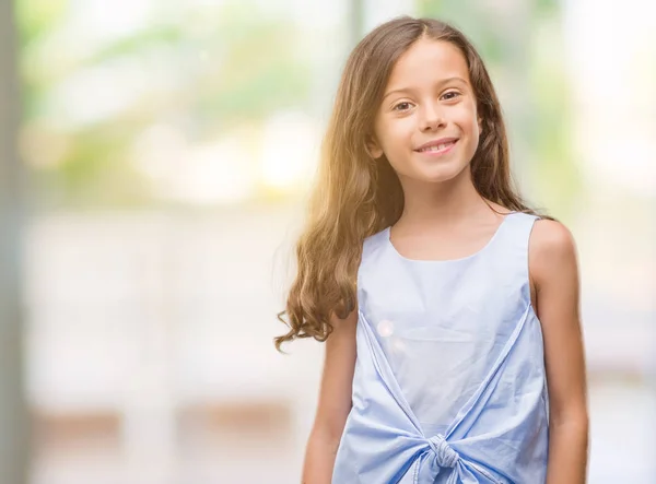 Brünettes Hispanisches Mädchen Mit Einem Fröhlichen Und Kühlen Lächeln Gesicht — Stockfoto