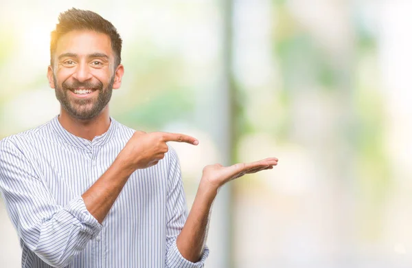 Uomo Ispanico Adulto Sfondo Isolato Stupito Sorridente Alla Fotocamera Mentre — Foto Stock