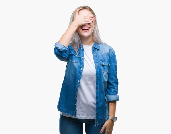 Giovane Donna Bionda Sfondo Isolato Sorridente Ridente Con Mano Sul — Foto Stock