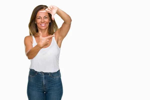 Hermosa Mujer Adulta Casual Mediana Edad Sobre Fondo Aislado Sonriendo — Foto de Stock