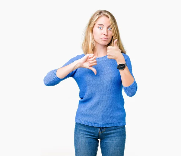 Mooie Jonge Vrouw Blauwe Trui Dragen Geïsoleerd Achtergrond Doen Duimen — Stockfoto