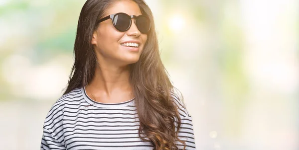 Junge Schöne Arabische Frau Mit Sonnenbrille Über Isoliertem Hintergrund Die — Stockfoto