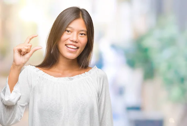 Młoda Kobieta Azjatyckich Białym Tle Uśmiech Pewność Gestem Ręką Robi — Zdjęcie stockowe