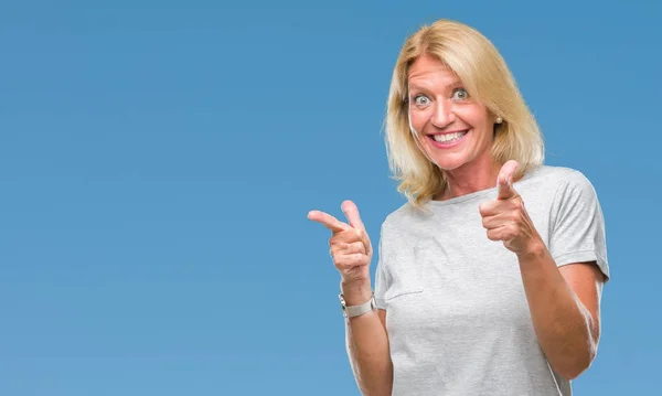 Blonde Frau Mittleren Alters Über Isoliertem Hintergrund Die Mit Dem — Stockfoto