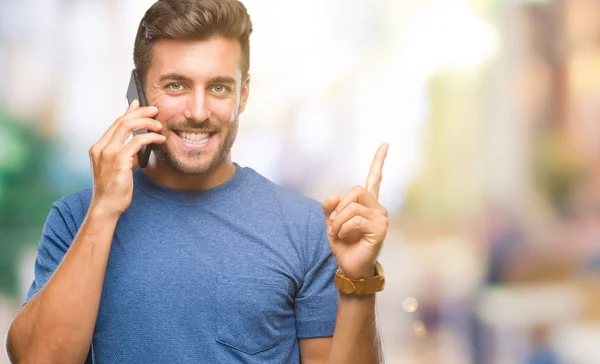 Ung Vacker Man Pratar Smartphone Över Isolerade Bakgrund Mycket Glad — Stockfoto